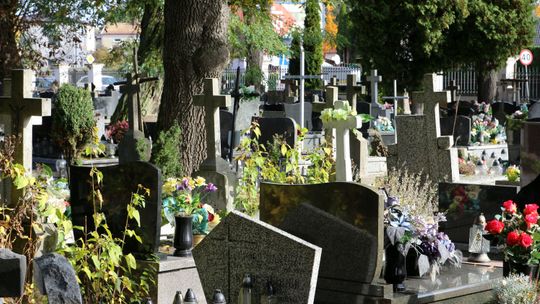 Większy ruch przy puławskich cmentarzach. Chryzantemy na ostatnią chwilę 