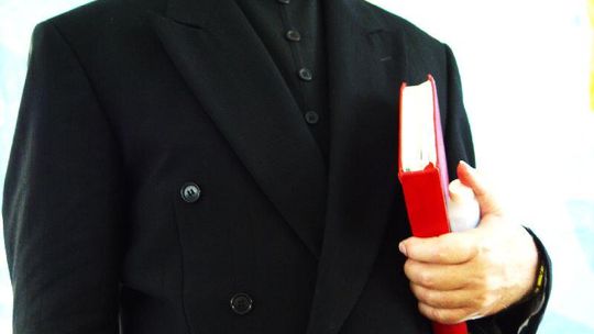 Wielka awantura o księdza: łańcuchy na bramach i... nocny najazd