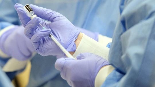 Wielka Brytania: królowa Elżbieta II i jej mąż zostali zaszczepieni przeciw Covid-19