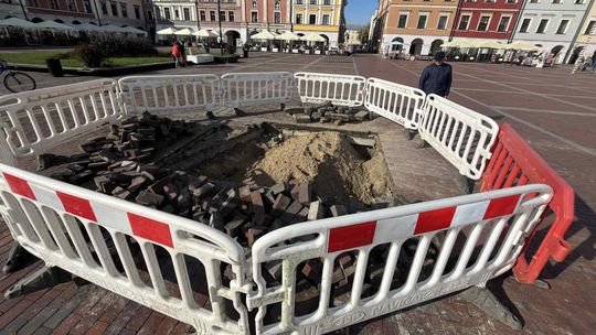 Wielka dziura na Rynku Wielkim. "Specjalista musi się temu przyjrzeć"