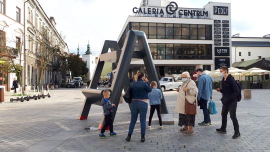 Wielka - mała drabinka stanęła w centrum Lublina. Ludzie pytają, o co chodzi? 