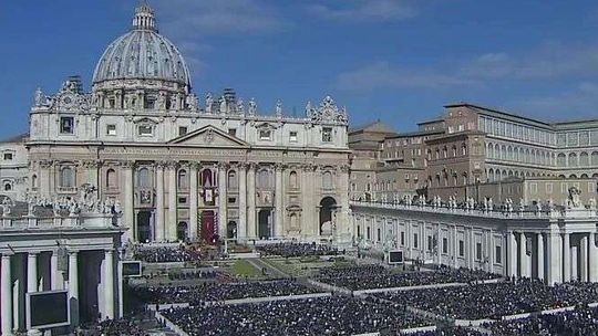 Wielkanoc w Watykanie. Tysiące osób modliło się z papieżem Franciszkiem