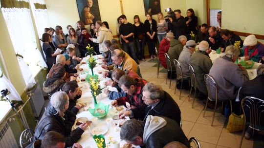 Wielkanocny posiłek dla potrzebujących w Bractwie Miłosierdzia (zdjęcia)