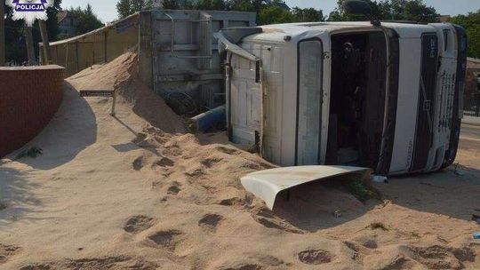 Wielki bałagan na drodze. Wywróciła się ciężarówka [zdjęcia]