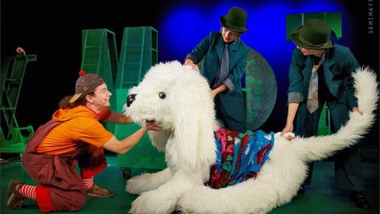 Wielki biały pies w Andersenie