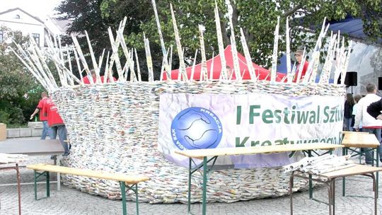 Wielki kosz z gazet. W Białej Podlaskiej biją rekord Guinessa