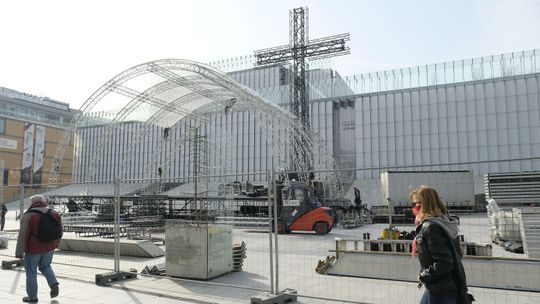 Wielki krzyż przed CSK w centrum Lublina. Będzie widowisko z gwiazdami w TVP