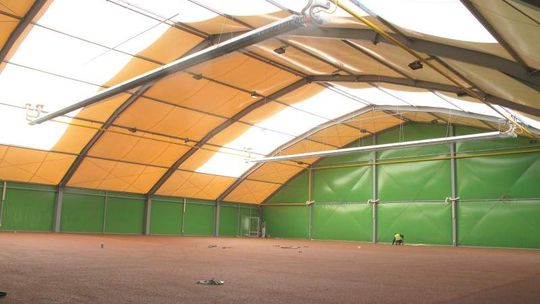 Wielki namiot w centrum Puław. Budowa kortów na ukończeniu