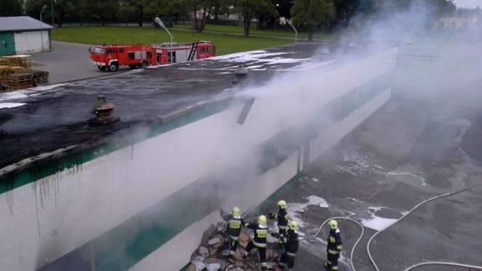 Wielki pożar hali magazynowej w Świdniku (zdjęcia)