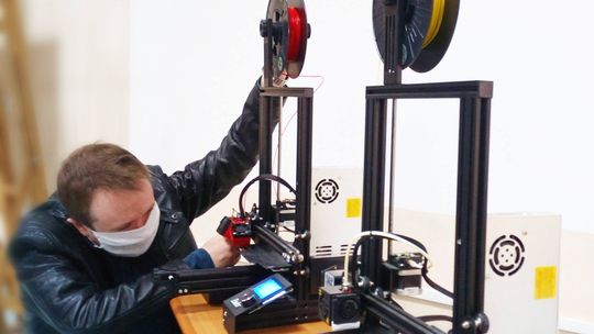 Wielkie drukowanie przyłbic ochronnych w chełmskich szkołach