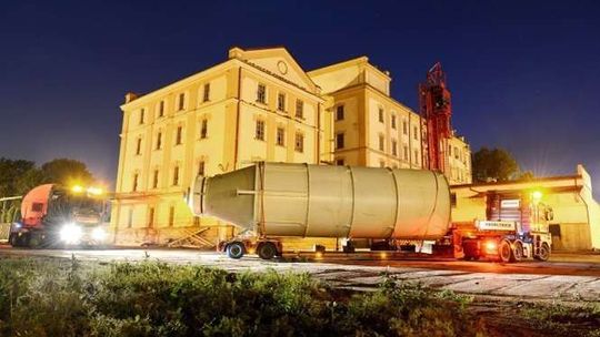 Wielkie przenosiny w Lubelli. Silosy z Młyna Krauzego jadą na ul. Wrotkowską (zdjęcia)