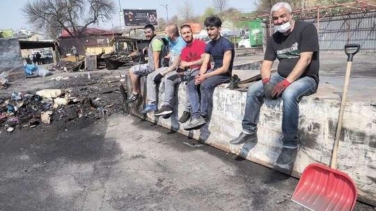 Wielkie sprzątanie po pożarze targu przy Ruskiej. Kiedy ruszy handel?