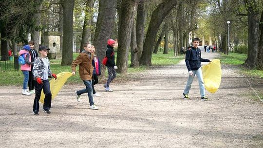 Wielkie sprzątanie w Parku Czartoryskich w Puławach