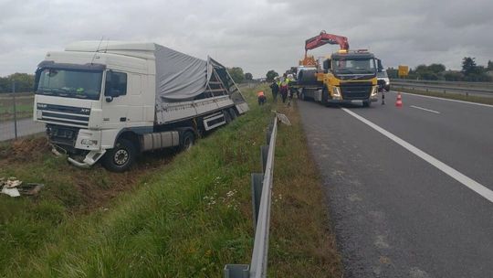 Wielogodzinne utrudnienia na S12 koło Świdnika. Tir w rowie