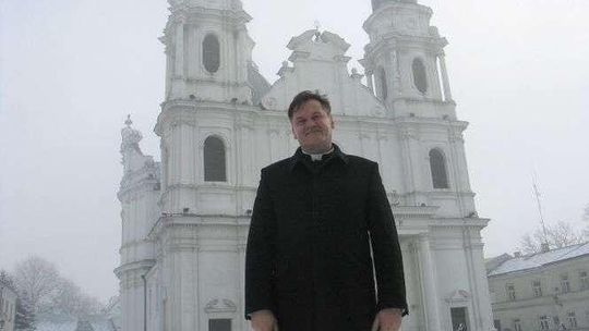 Wierni przychodzą na msze z makulaturą. Ksiądz wpadł na pomysł jak pomóc uczniom i studentom