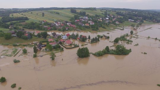 Wierzchowiska zalane po ulewie. Ewakuowano 80 osób, pracuje ponad 120 strażaków