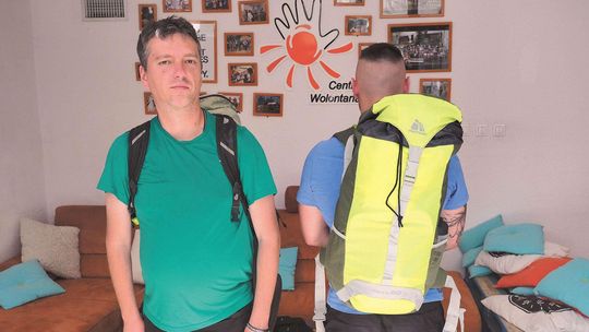 Więzień ze swoim opiekunem idą z Lublina do Krakowa. "Mam rodzinę i chcę zmienić moje życie"