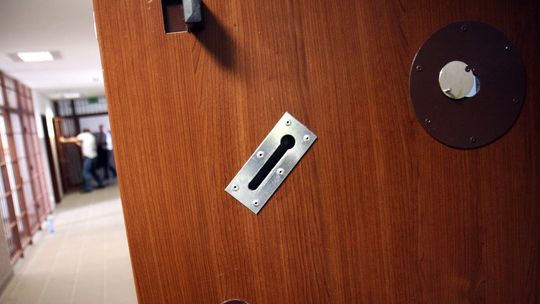 Więzienny wychowawca z zarzutami wręczenia łapówki policjantowi