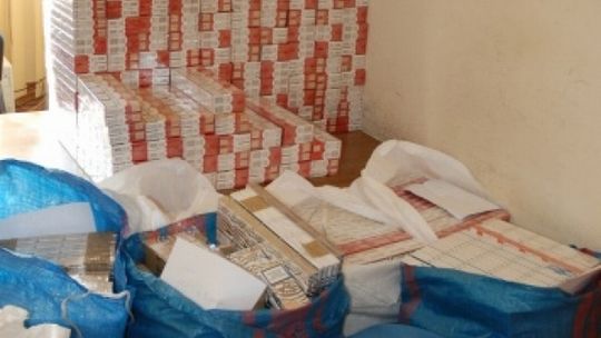 Wieźli przemycane papierosy, stracili samochody