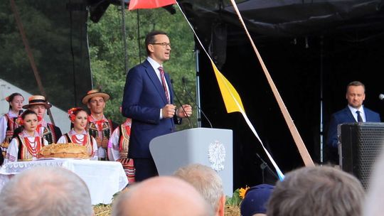 Wieźli rolników przez całą Polskę policyjnym autobusem. Na dożynki z premierem w Wąwolnicy