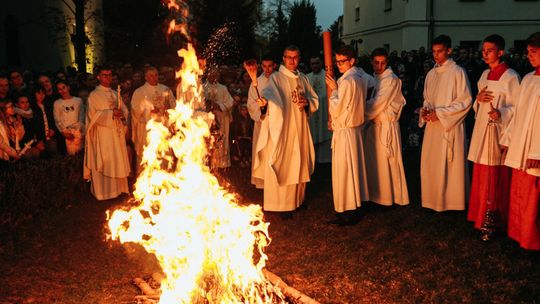 Wigilia paschalna: W kościołach święcenie ognia [zdjęcia]