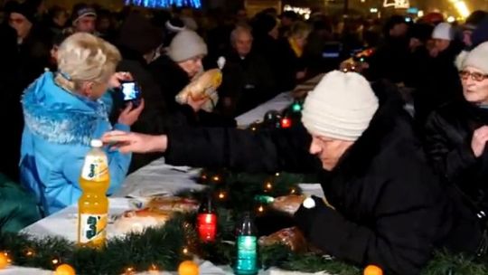 Wigilia w Radomiu: Stoły opustoszały w kilkanaście sekund (wideo)