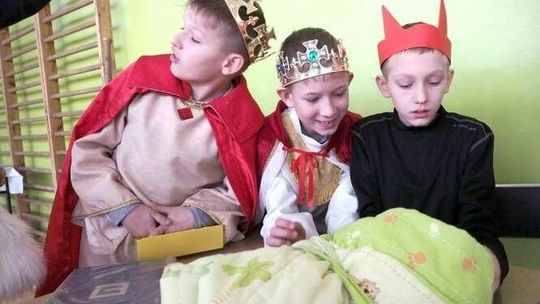 Wigilia w szkole. Uczniowie i nauczyciele przy wigilijnym stole