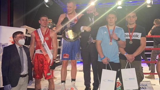 Wiktor Szadkowski ze Starej Szkoły Boksu Lublin podpisał kontrakt z Queensberry Polska