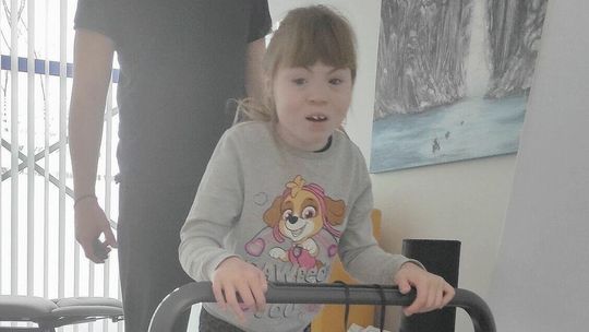 Wiktoria po operacji stawia pierwsze kroki. Konieczna jest intensywna rehabilitacja