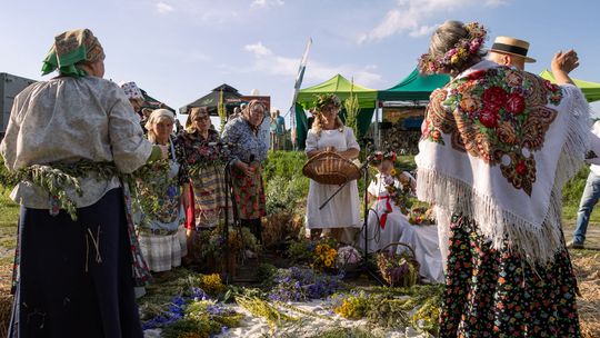 Wiła wianki i rzucała... Czas na  Sobótki Janowieckie