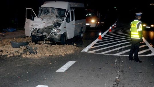 Wilkołaz: Bus relacji Kraśnik - Lublin wjechał w przyczepę z burakami