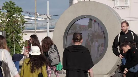 Wilno i Lublin połączone wirtualnym portalem. Można się uśmiechnąć i pomachać [wideo]