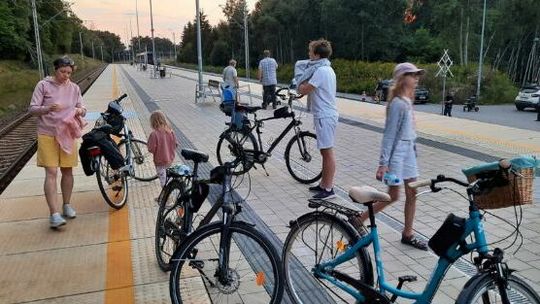 Winda na peronie wciąż nieczynna. "Musieliśmy dźwigać rowery po schodach"