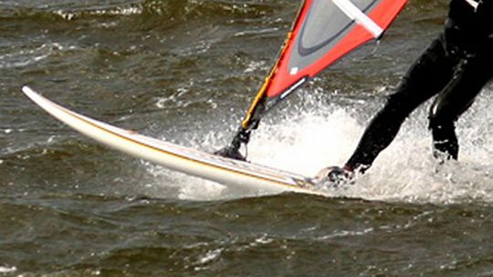 Windsurfer poraniony przez statek nad jez. Białym