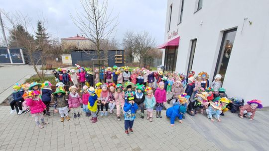 Wiosenna parada w kapeluszach. Maluchy z Przedszkola w Lublinie na tropie nowej pory roku