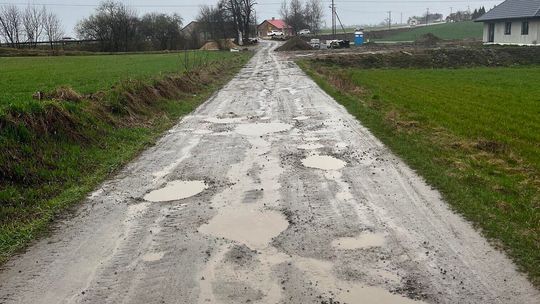 Wioska ma dość tej drogi. Karetkę musiał wyciągać quad 