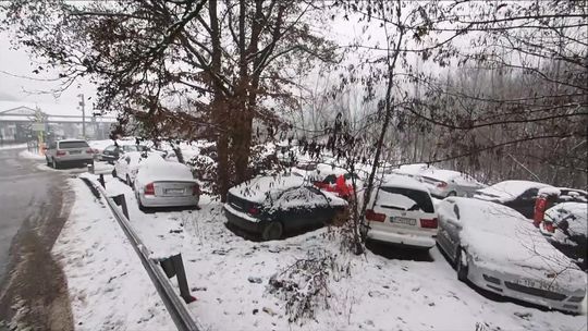 Wioska zamieniła się w "cmentarzysko" samochodów. Przez nowe przepisy