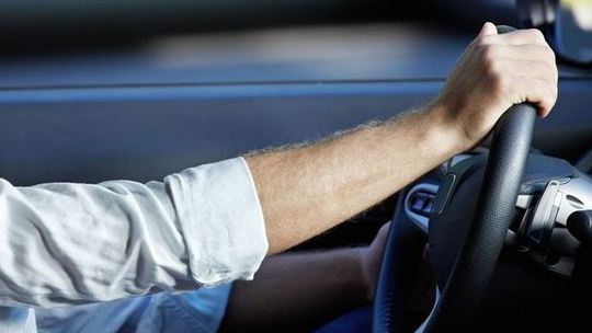 Wiózł 8-letnią córkę na dachu samochodu na drodze krajowej. Jej nóżki zwisały w aucie