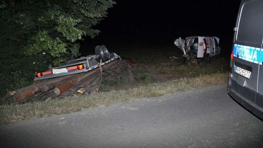 Wiózł drewno na lawecie, wpadł w poślizg i dachował. Kierowca nie żyje