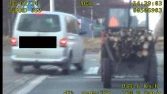 Wiózł dzieci i wyprzedzał na pasach. Dostał 14 punktów karnych (wideo)