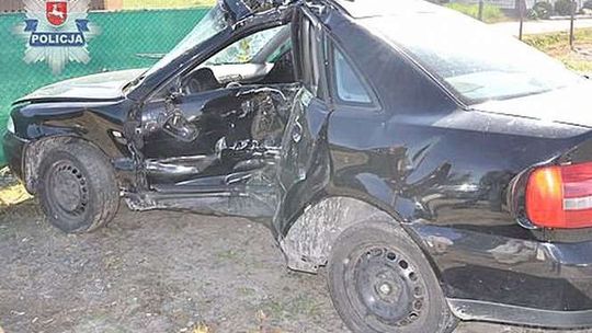 Wiózł kolegę i uderzył w drzewo