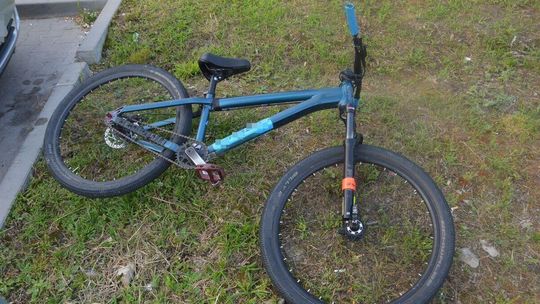 Wiózł kolegę na kierownicy roweru i wjechał w samochód