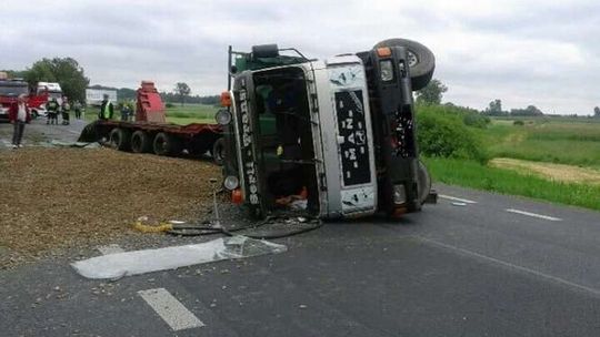 Wiózł koparkę i żwir. Przewrócił się na drogę. Dwie osoby w szpitalu