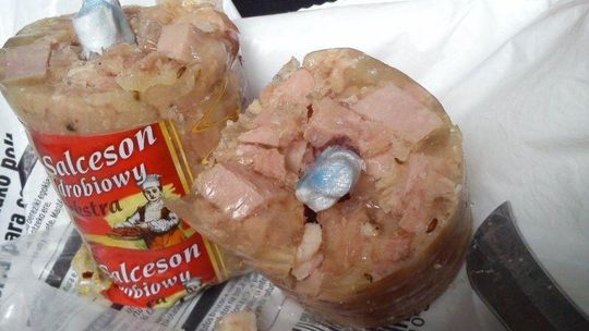 Wiózł salceson nadziewany heroiną. Narkotyki miały trafić do Hiszpanii (wideo)