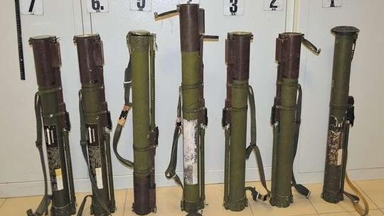 Wiózł wyrzutnie granatników w bagażniku 