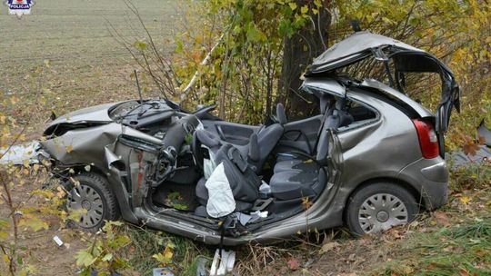 Wiozła dzieci do szkoły, uderzyła w drzewo. Sąd wydał wyrok w sprawie koszmarnego wypadku 