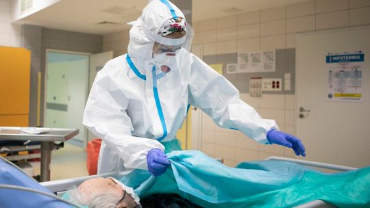 Wirusolog: Latem ciężkie przypadki Covid -19 są rzadsze