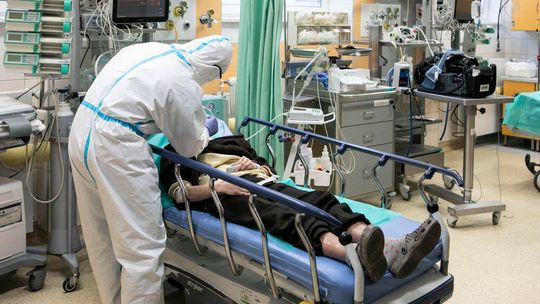 Wirusolog: Maseczki chronią, testy genetyczne są wiarygodne, a pandemia jest groźna