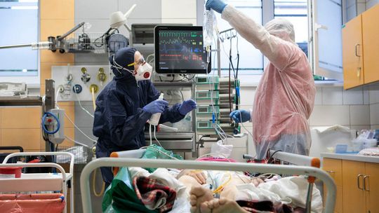 Wirusolog prof. Pyrć: „Cały czas jesteśmy w środku pandemii"