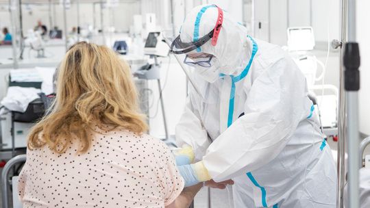 Wirusolog z Lublina: Jesteśmy po szczycie trzeciej fali, ale wciąż jest dużo zakażeń i zgonów